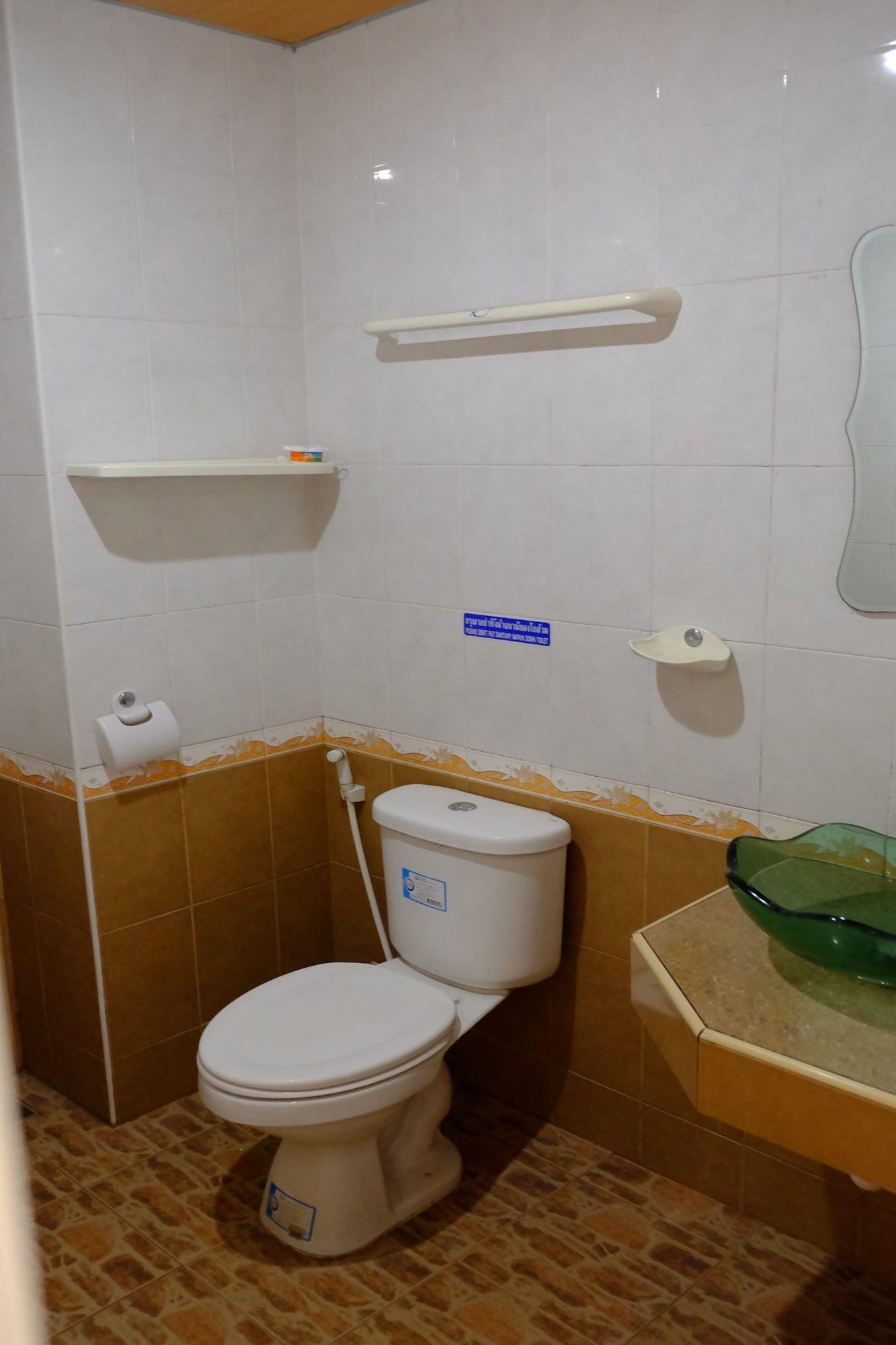 Banchang Apartment And Hotel Rayong Bagian luar foto