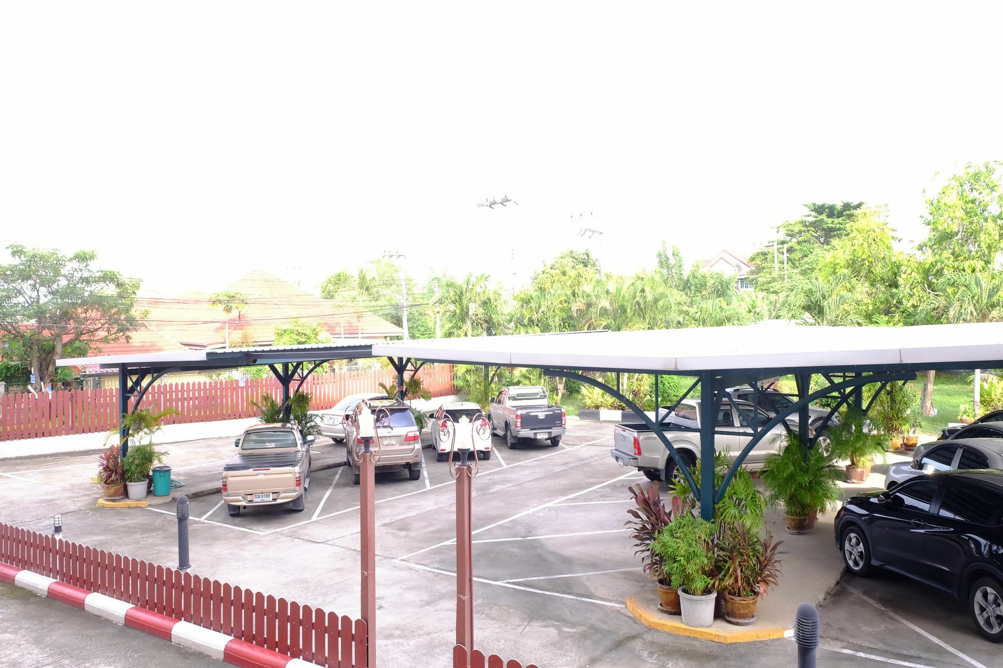 Banchang Apartment And Hotel Rayong Bagian luar foto